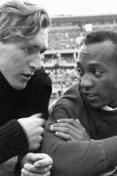Cubierta de Jesse Owens y Lutz Long: un abrazo que hizo historia