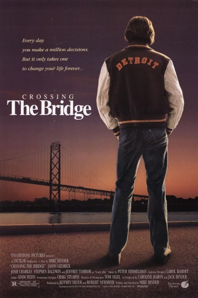 Caratula, cartel, poster o portada de Cruzando el puente
