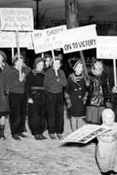 Cubierta de With Babies and Banners: Story of the Women's Emergency Brigade