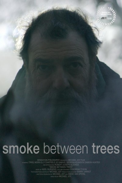 Cubierta de Smoke Between Trees