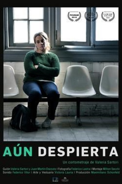 Caratula, cartel, poster o portada de Aún despierta