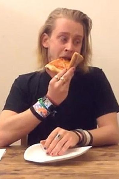 Caratula, cartel, poster o portada de Macaulay Culkin Eating a Slice of Pizza