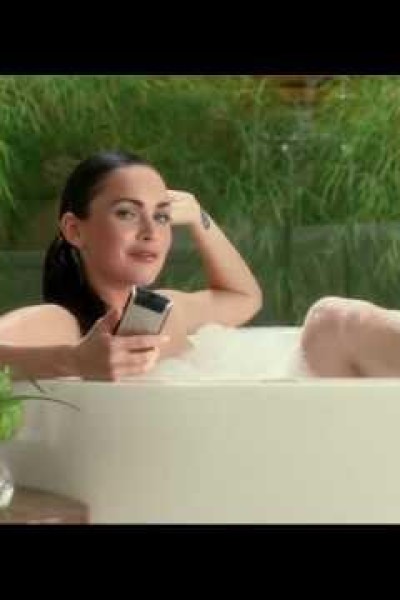 Cubierta de Megan Fox Motorola Super Bowl Commercial