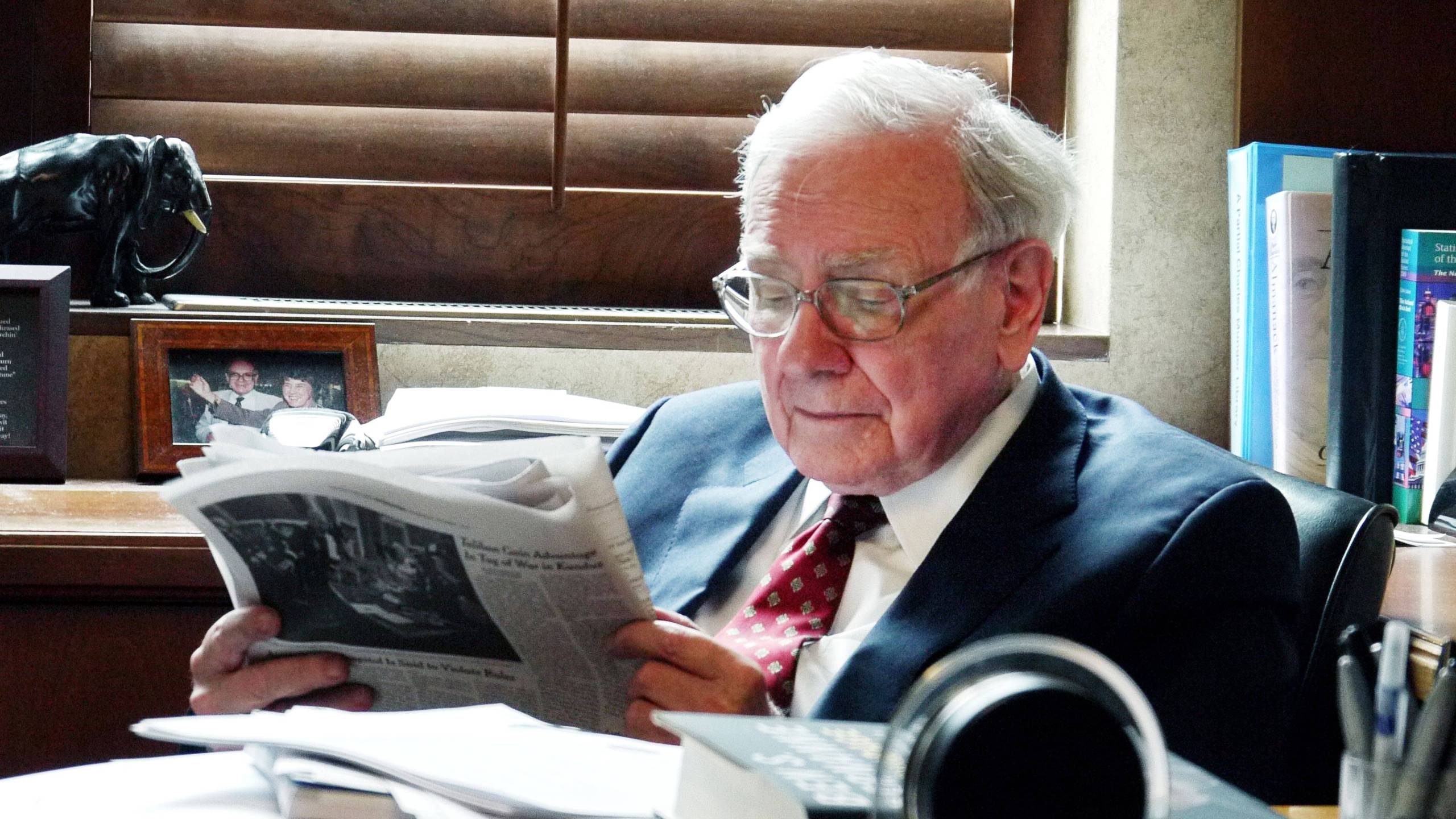 Cubierta de Becoming Warren Buffett