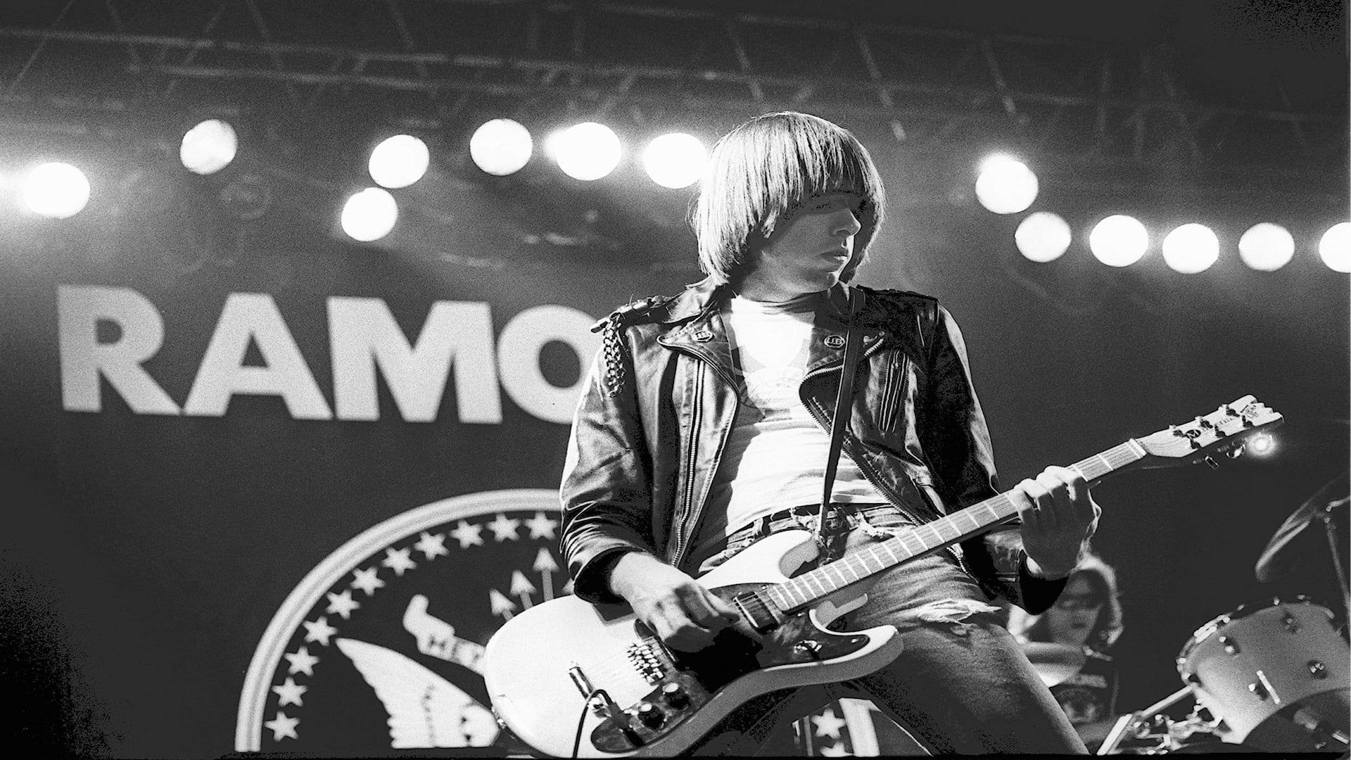 Cubierta de Too Tough to Die: A Tribute to Johnny Ramone