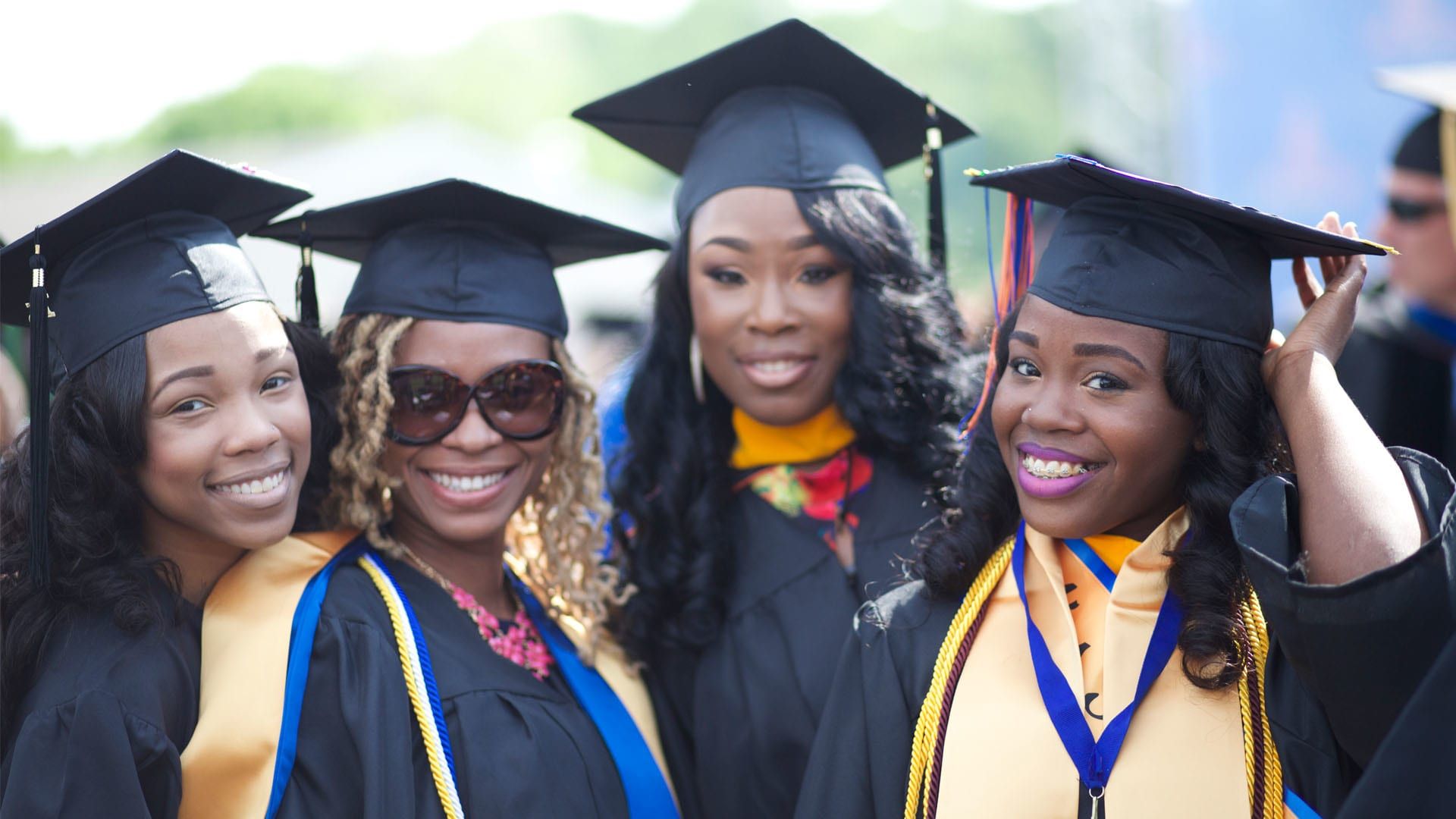 Cubierta de Tell Them We Are Rising: The Story of Black Colleges and Universities