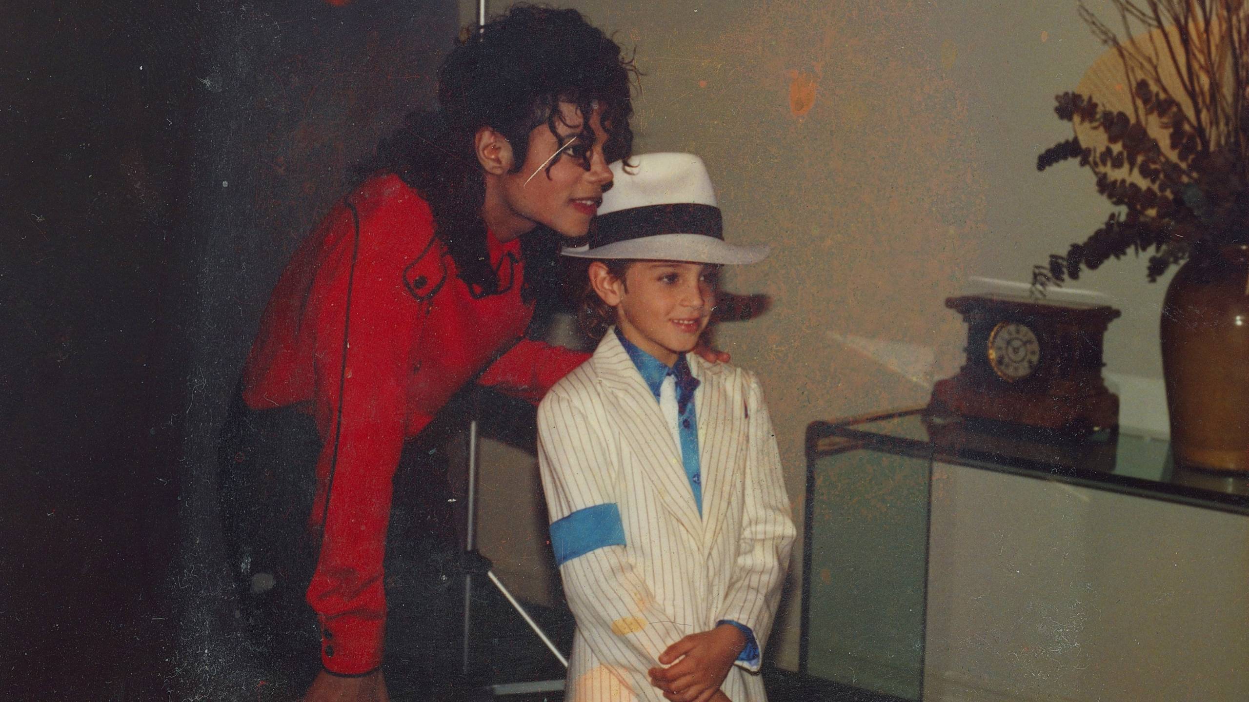 Cubierta de Leaving Neverland