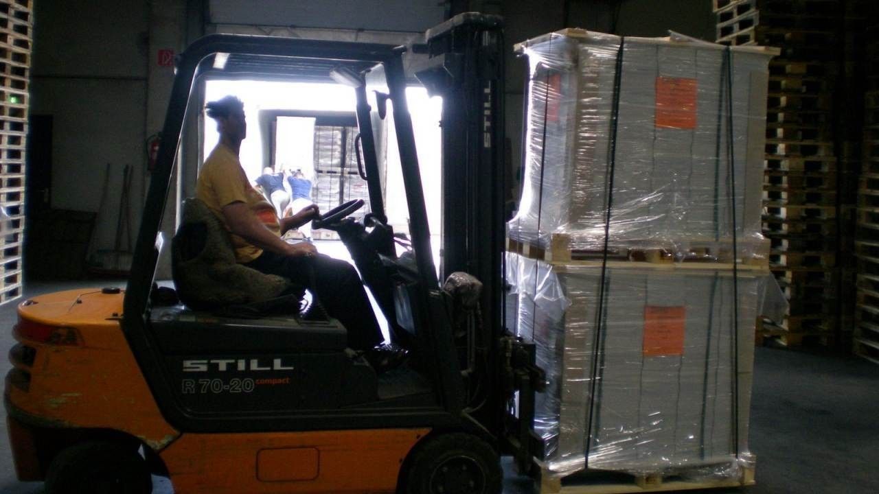 Cubierta de Forklift Driver Klaus: The First Day on the Job