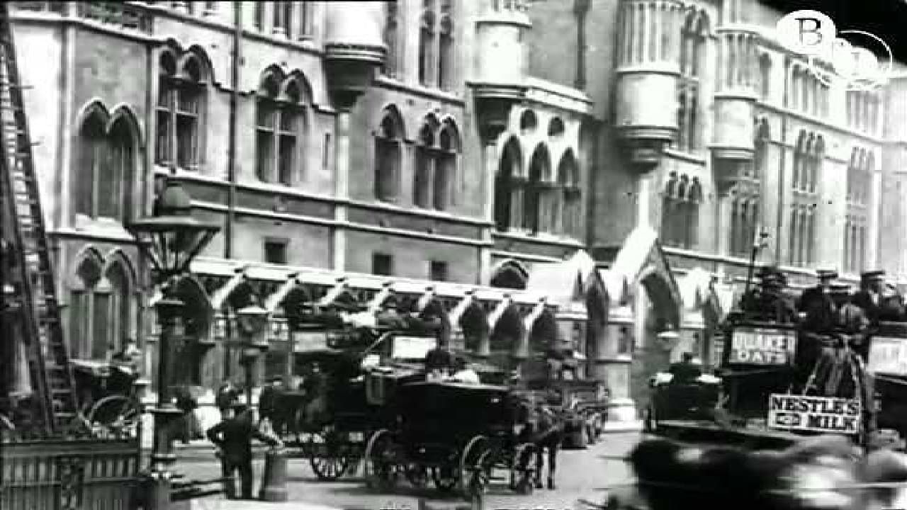 Cubierta de Leisurely Pedestrians, Open Topped Buses and Hansom Cabs with Trotting Horses