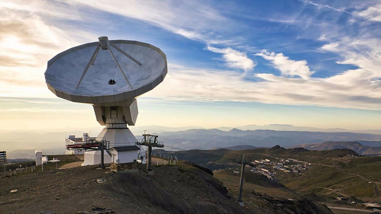 Cubierta de Más allá de las estrellas. Fotografiando un agujero negro