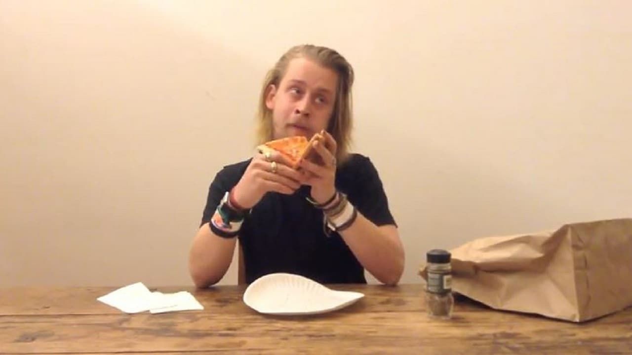 Cubierta de Macaulay Culkin Eating a Slice of Pizza