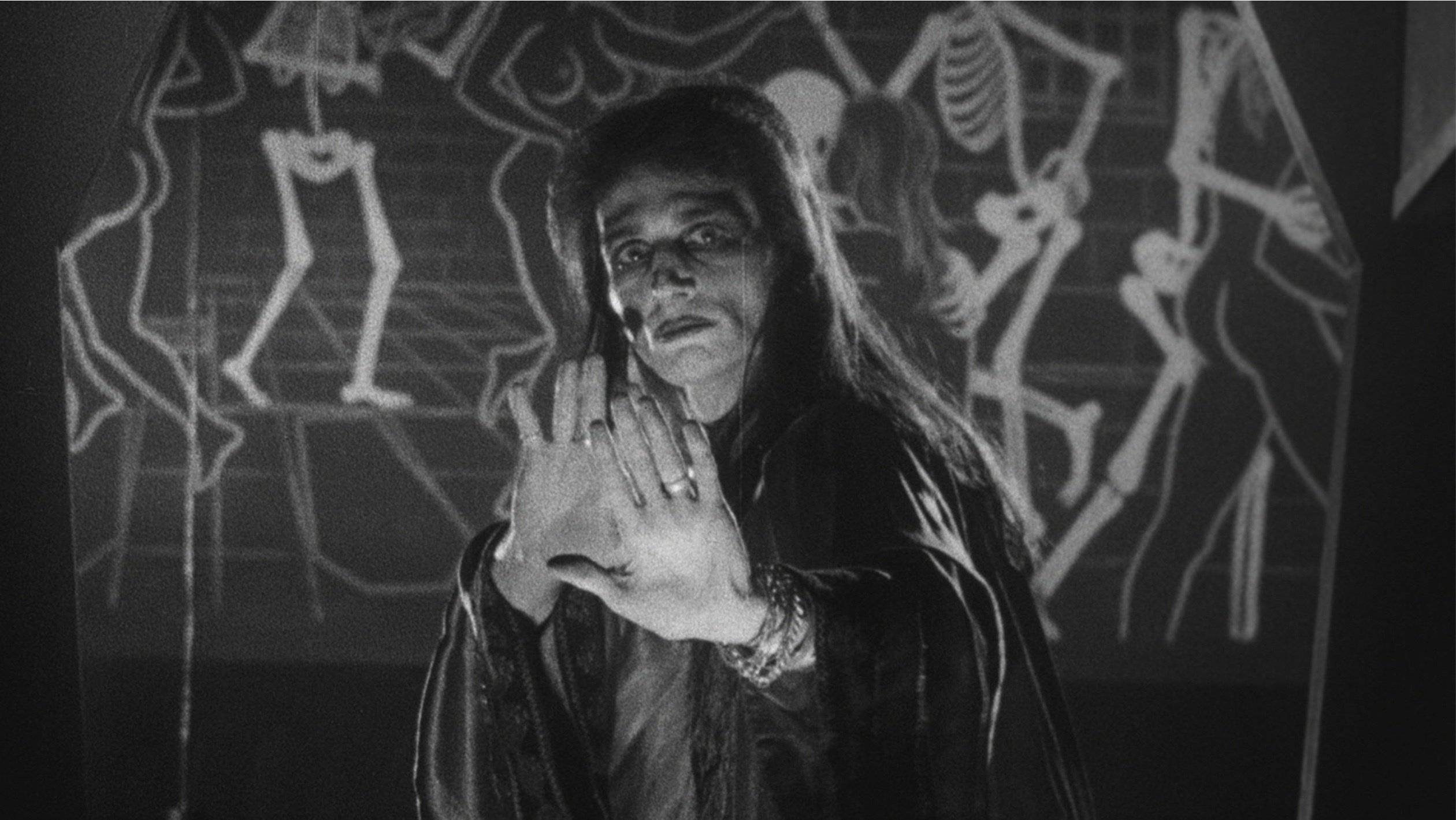 Cubierta de The Moon Over the Alley